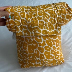 Queen Sized, Sheet Set with 2 pillow cases. Gold and White Cheetah Print.
